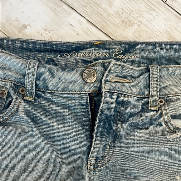 American Eagle 🦅 Outfitters Distressed Denim Women Shorts Size 8 - Picture 3 of 10